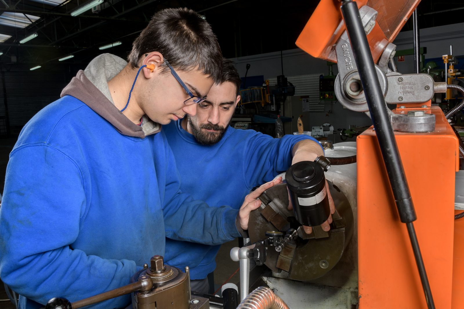 Jeunes au travail dans l'atelier d'une école de production