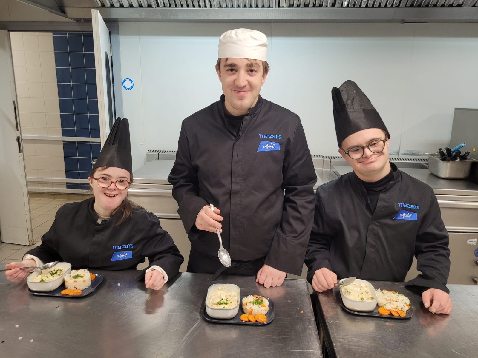 Jeunes en situation de handicap en formation cuisine avec leur chef